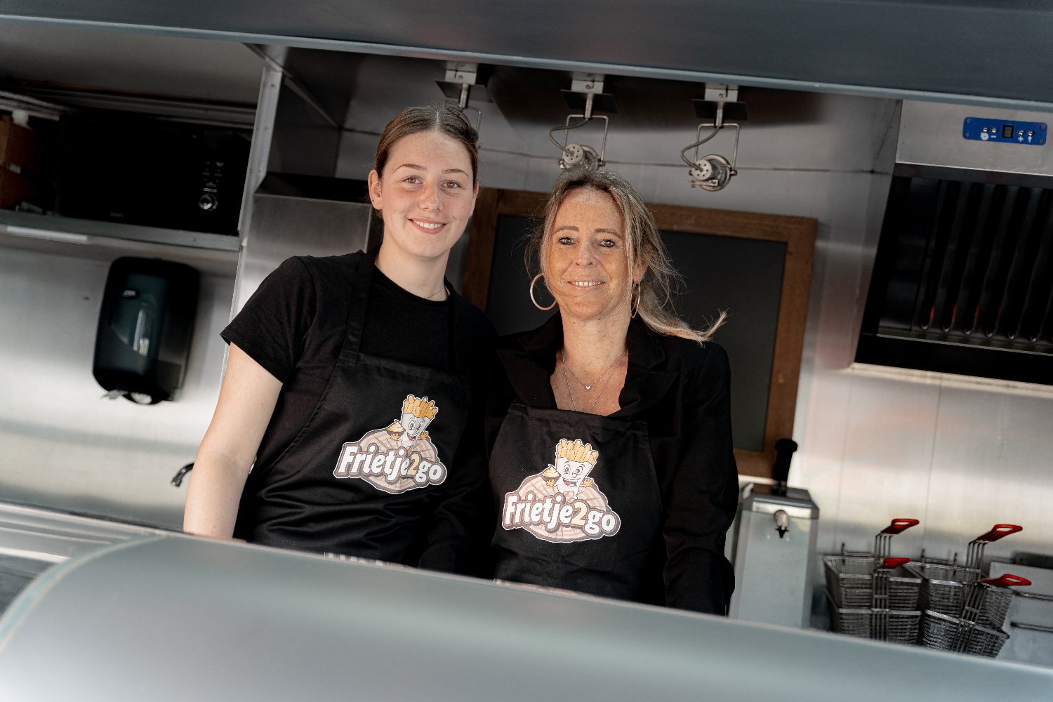 Frietje2go foodtruck met verse friet op locatie tijdens een evenement