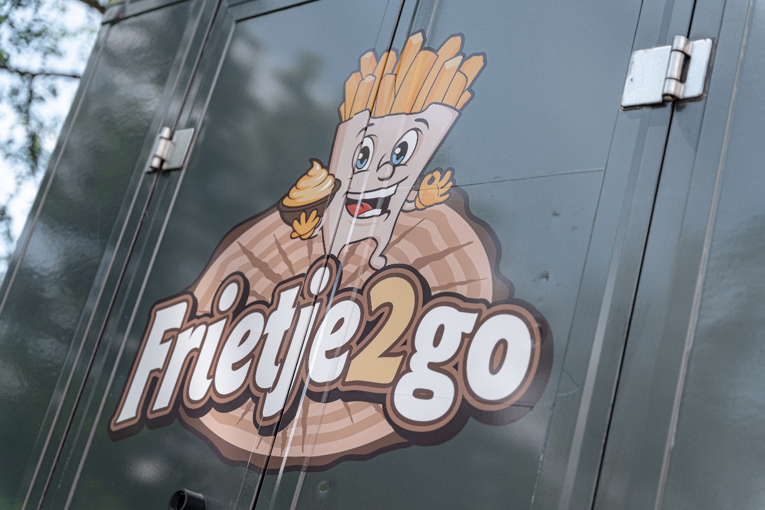 Frietje2go frietwagen op een evenemententerrein met vers gebakken friet en snacks