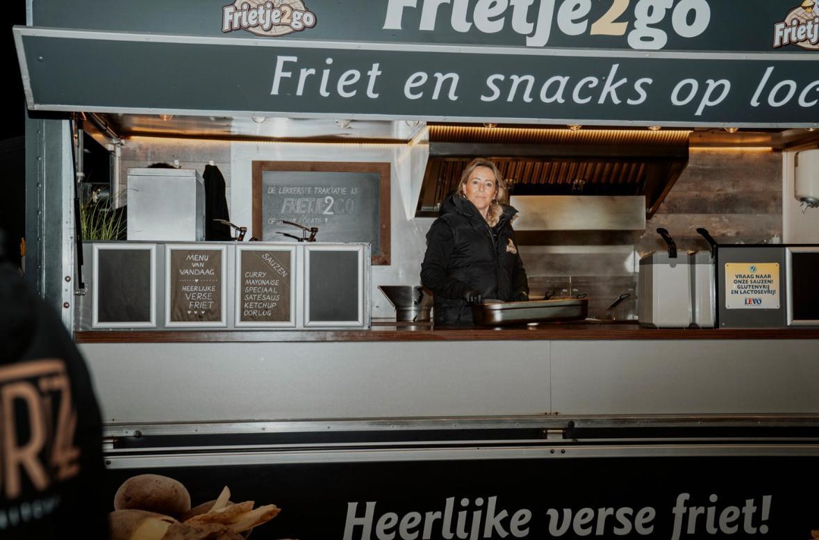 Frietje2go foodtruck met bediening en verse friet op locatie in Dordrecht